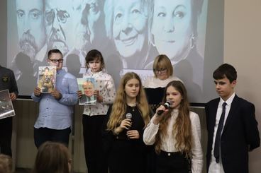Inscenizacja z udziałem uczniów wieluńskich szkół w Bibliotece Miejskiej - dotyczyła Nagrody Nobla